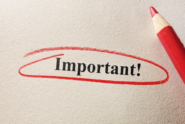 赤鉛筆で『Important!（重要）』と強調された文字。外国人介護人材の雇用や介護福祉士育成に関する重要なポイントを象徴するイメージ