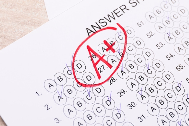 A+の評価が赤ペンで書かれた試験の解答用紙