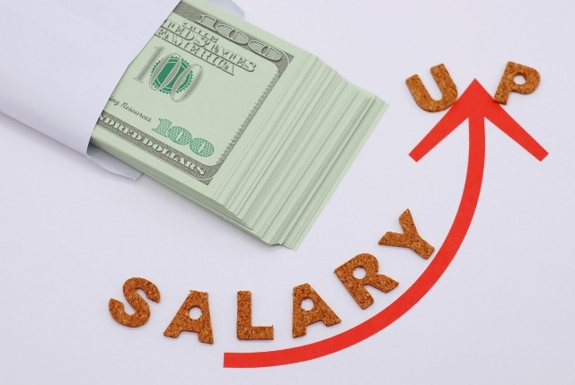 封筒に入ったドル札とSALARY UPの文字