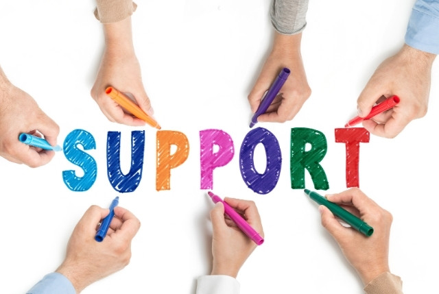 色とりどりのマーカーで『SUPPORT』と書かれた文字を複数の手が描いている様子。外国人介護人材の雇用や介護福祉士の育成を支える体制やサポートを象徴するイメージ