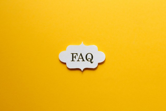 黄色い背景に「FAQ」と書かれた白い吹き出しが配置された画像。よくある質問ページのイメージ。