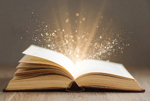 開いた本から光ときらめきが広がる幻想的なイメージ。学びや知識の魅力、日本語教育の世界を象徴する写真。