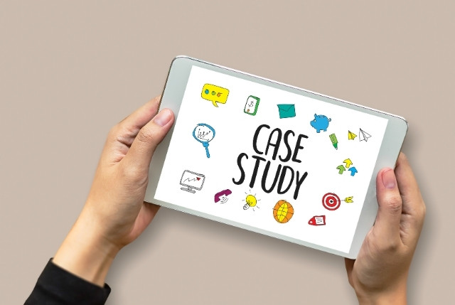 タブレットに「CASE STUDY」と表示され、オンライン学習やビジネス分析をイメージするアイコンが描かれている。