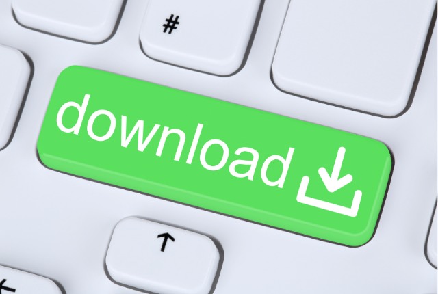 キーボード上の緑色の「download」キー。日本語学習教材や無料資料のダウンロードをイメージ。