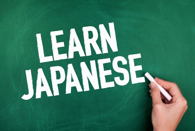 黒板に白いチョークでLEARN JAPANESEと書かれた画像。日本語学習や日本語教師の入門書紹介に最適。