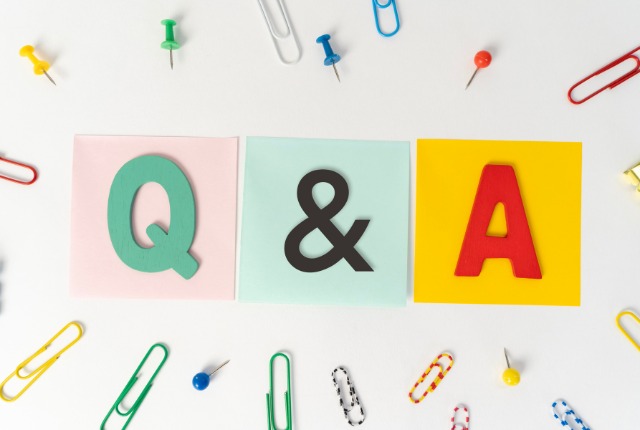 Q&Aの文字がカラフルな紙に並ぶイメージ。日本語eラーニングや特定技能・技能実習生向け教育に関する記事の視覚的イメージ。