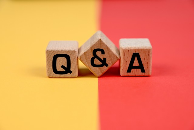 赤と黄色の背景に「Q&A」と印字された木製ブロックが並ぶ。質問と回答コーナーを象徴するシンプルな構図。