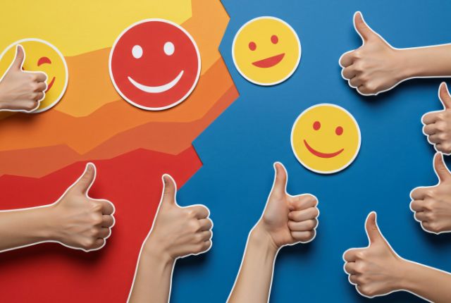 笑顔マークと多数のグッドサインの手が並ぶポジティブ評価イメージ｜満足度・信頼・高評価を表すビジュアル
