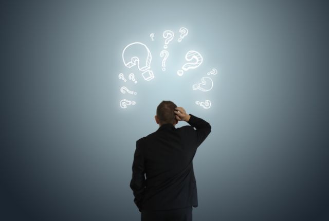 外国人スタッフの漢字学習に悩むビジネスパーソンのイメージ。効率的な勉強法やeラーニング活用を考える様子。