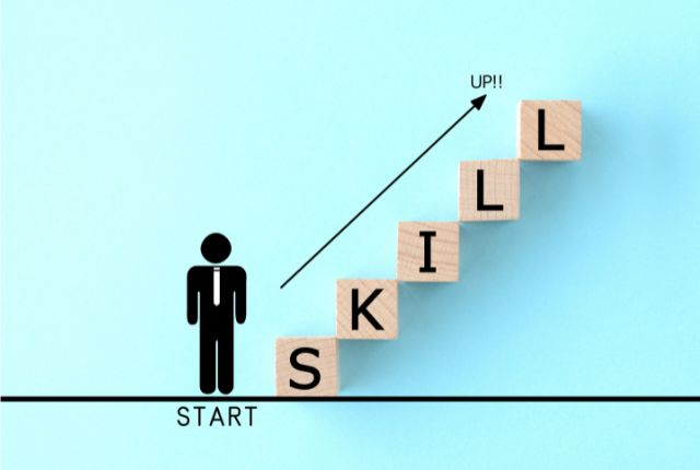 スキルアップを目指す人の成長を階段で表現したイラスト。特定技能外国人のオンライン研修や育成支援のイメージ。