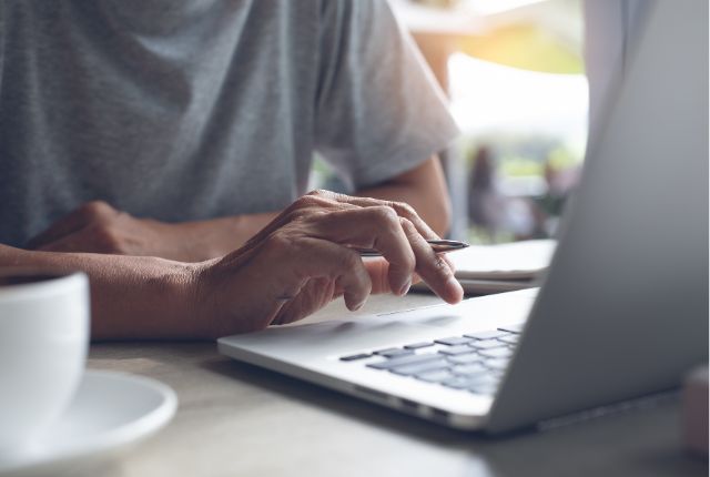 パソコンでオンライン学習しながらノートを取る学習者のイメージ｜eラーニング・自宅学習シーン