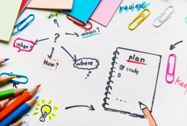 学習計画を立てるノートとカラフルな文房具のイメージ。特定技能外国人のスキル習得や学習計画づくりを象徴。