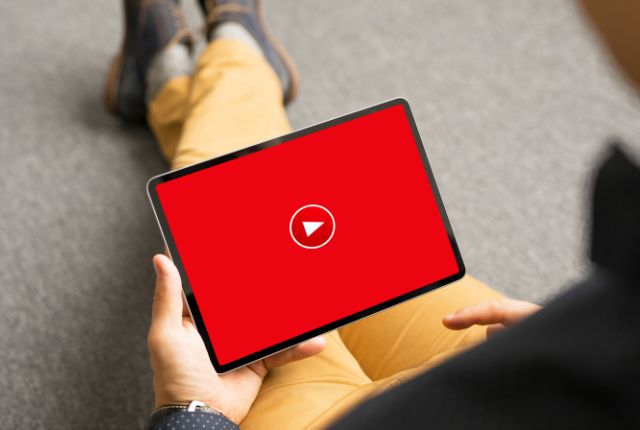 タブレットで動画学習を視聴する男性の手元イメージ｜オンライン学習・eラーニング利用シーン