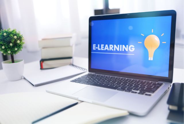 ノートPCにE-learningの画面が表示されたデスク環境｜日本語学習向け動画とeラーニング活用イメージ