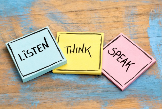 「Listen・Think・Speak」と書かれたメモが並ぶ画像。語学学習の基本プロセスを示すイメージ。