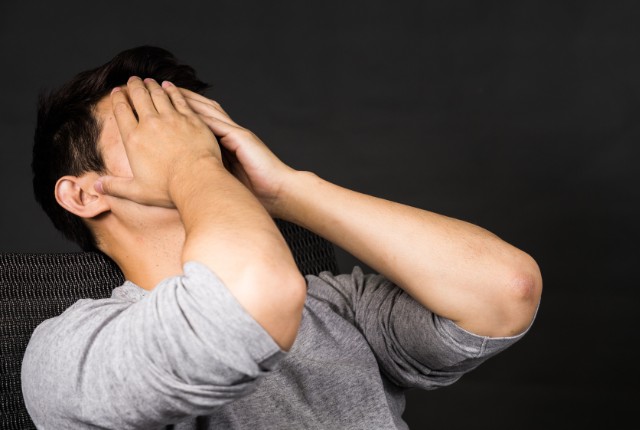 特定技能2号の試験対策に悩む男性。必要なスキル習得やオンライン学習の重要性を示すイメージ