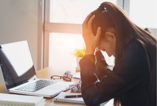 日本語能力試験の問題集選びで悩む企業研修担当者、教材選定の失敗イメージ