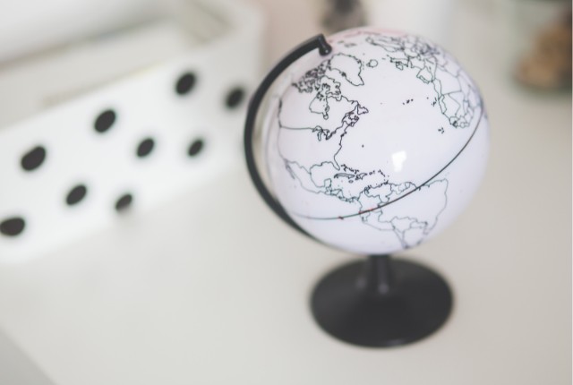 デスクに置かれた白い地球儀。海外や国際的な学び・仕事・留学をイメージさせるインテリア。