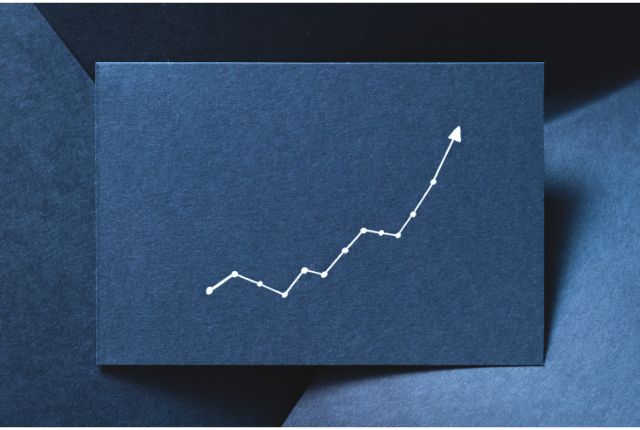 介護業界の外国人採用制度を比較解説する記事用の、成長を示す上昇グラフのイメージ