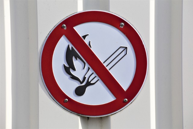 火気厳禁を示す禁止標識の写真｜工場や現場での安全ルールを伝えるピクトグラム