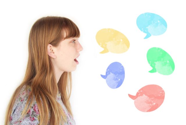 女性が発話し、周囲にカラフルな吹き出しが浮かぶイメージ。外国語学習や発音練習を表すビジュアル