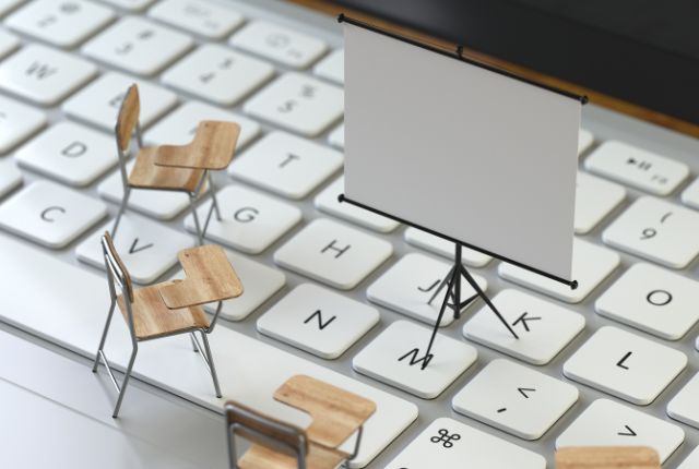 外国人スタッフ向け介護研修と資格取得をeラーニングで学ぶオンライン研修イメージ