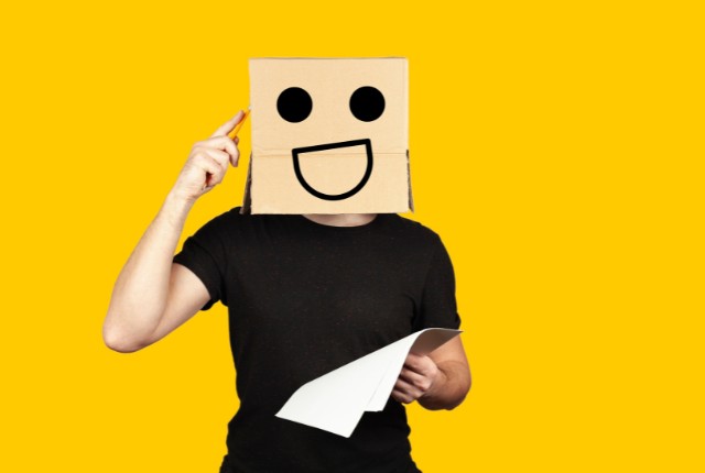 考えながら漢字の学習ノートを持つ人物のイメージ写真｜分かりやすい説明や伝え方の工夫を表すビジュアル