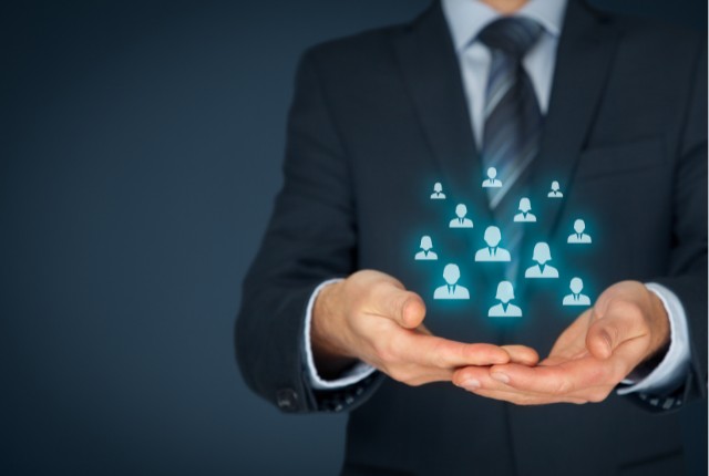 外国人労働者の採用や人材管理をイメージしたビジネス写真。企業が人材を支える様子を表現