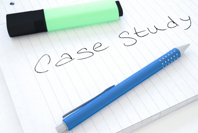 外国人介護士受け入れ事例解説 ノートに「Case Study」と書かれ、ペンとマーカーが置かれている様子