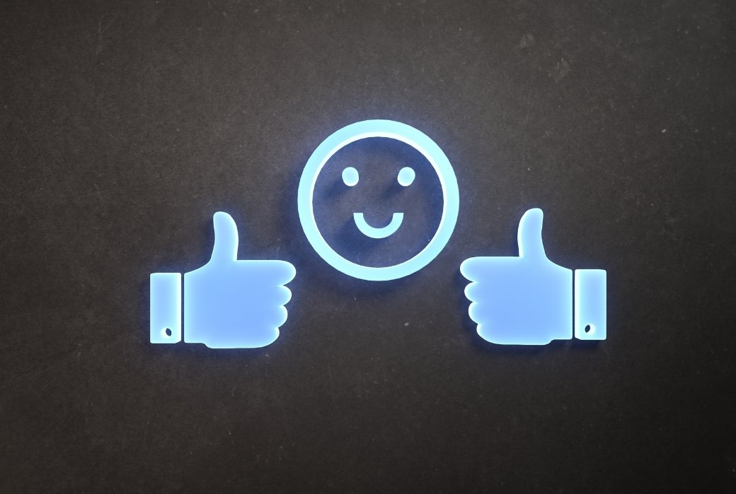 外国人介護士の雇用解説に関連し、笑顔と親指サインで好印象を示すアイコン画像