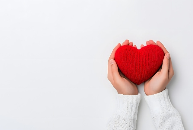 外国人介護士受け入れと支援の大切さ 両手で赤いハート型のクッションを包み込むように持っているイメージ