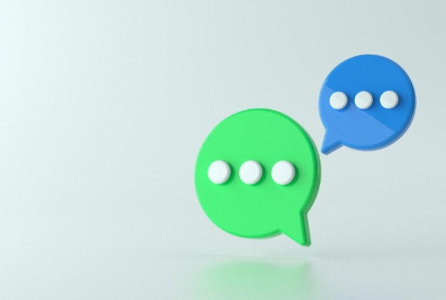 外国人日本語教育における会話力の重要性 緑と青の吹き出しアイコンが並び、会話やコミュニケーションを表現したイメージ