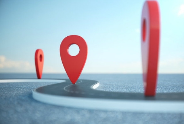 外国人の受験ルート解説 道路上に配置された赤い位置情報ピンのオブジェが並び、ルートを示しているイメージ写真