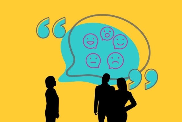 日本語会話力向上のイメージ 吹き出しのイラストを背景に、会話する人物のシルエットを表現したイメージ